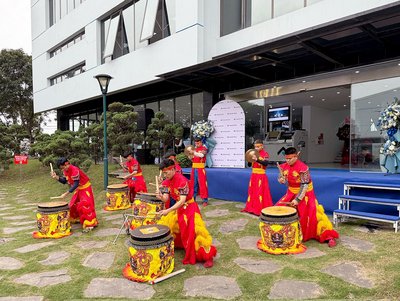 Traditionelle vietnamesische Trommler bei der Eröffnung des neuen Demo Center