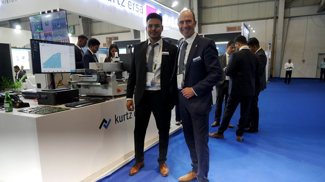 Die beiden Area Sales Manager Ankit Shukla und Dietmar vor dem Ersa Reworksystem HR 600P Die beiden Area Sales Manager Ankit Shukla und Dietmar vor dem Ersa Reworksystem HR 600P
