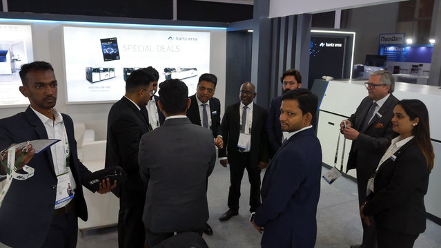 Einstimmung des Messe-Teams vor Beginn der Messe im India Explo Centre Einstimmung des Messe-Teams vor Beginn der Messe im India Explo Centre