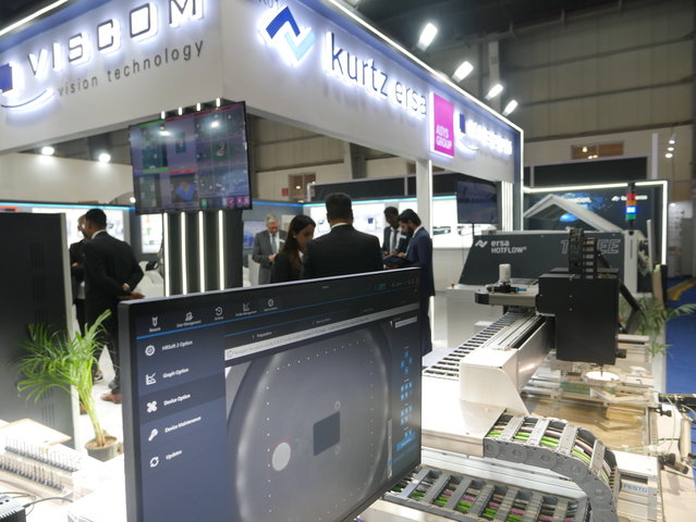 Konzentrierte Arbeitsatmosphäre des kompletten Messe-Teams Konzentrierte Arbeitsatmosphäre des kompletten Messe-Teams