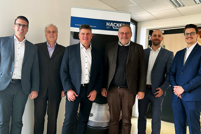 Gruppenbild nach Übernahme (v.l.): Massimo de Vivo (KE), Hubert Baren (Kurtz Ersa Automation), Gerrit Häcker – Geschäftsführer mit Beteiligung Kurtz Ersa Smart Production GmbH, Thomas Mühleck (CEO Kurtz Ersa), Christian Diehm & Vincent Kurtz (KE) Gruppenbild in Thüringen nach erfolgreicher Übernahme (v.l.): Massimo de Vivo - Personalleiter Kurtz Ersa, Hubert Baren - Geschäftsführer Kurtz Ersa Automation, Gerrit Häcker - Geschäftsführer mit Beteiligung Kurtz Ersa Smart Production GmbH, Thomas Mühleck - CEO Kurtz Ersa, Christian Diehm - Leiter Finanzen Kurtz Ersa und Vincent Kurtz, Manager Global Operations & Transformation Kurtz Ersa