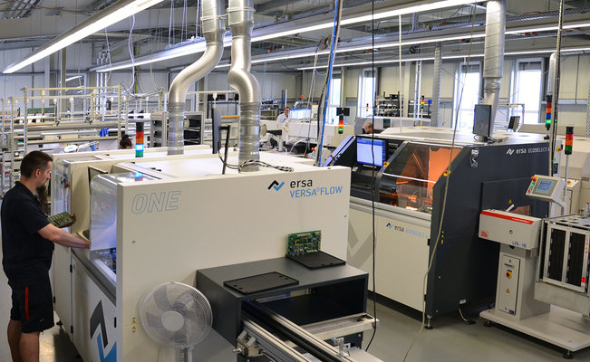 THT-Bereich bei VOIGT electronic mit VERSAFLOW ONE und ECOSELECT 4 THT-Bereich bei VOIGT electronic mit VERSAFLOW ONE und ECOSELECT 4