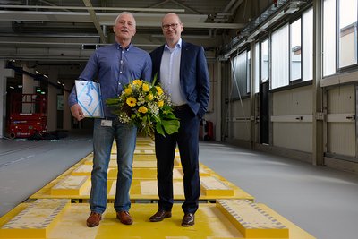 Ersa Geschäftsführer Ralph Knecht (re.) mit Jubilar Georg König, der für 25 Jahre Betriebszugehörigkeit geehrt wurde