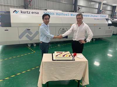 Sam Ho, Werksleiter von Kurtz Zhuhai Manufacturing (links), mit Bernd Schenker, Geschäftsführer Kurtz Ersa Asia Limited