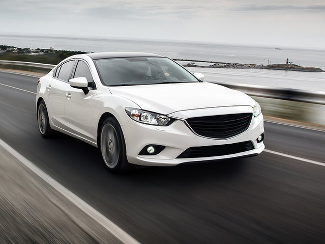 Leichtbau-Anwendungen für die Automobilindustrie Automobil auf einer Straße fahrend