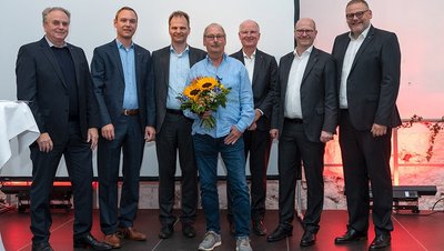 49 Jahre für ein Unternehmen (v.l.): Uwe Rothaug, Matthias Hofmann, Dr. Michael Fischer, Thomas Stahl, Dr. Michael Wenzel, Ralph Knecht, Thomas Mühleck
