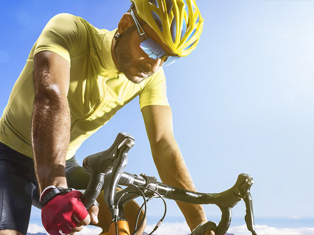 Schutz im Fall des Falls: Fahrradhelme aus Partikelschaum Fahrradfahrer mit Helm