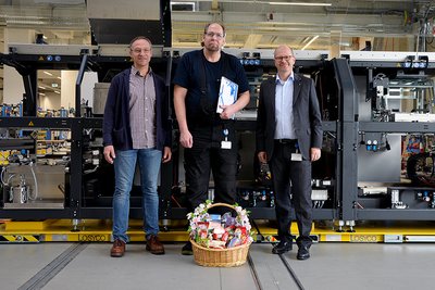 Vier Jahrzehnte im Unternehmen: Andreas Dressler (Mi.) mit Ersa Chef Ralph Knecht (re.) und Betriebsrat Thomas Hartmann