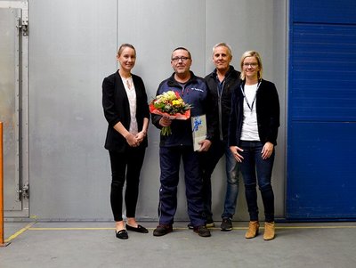 Joachim Baader (mit Blumen), geehrt für 40 Jahre von Personalleiterin Verena Alina Bartschat (li.), Kurtz Geschäftsführerin Carolin Kurtz und dem Konzernbetriebsratsvorsitzenden Joachim Kraft