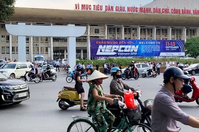 Lebhafter Verkehr in Hanoi als Sinnbild für das dynamische Wirtschaftswachstum in Vietnam