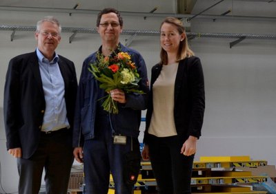 Jubilar Herbert Kuhnert (Mi.) mit CEO Rainer Kurtz und Personalleiterin Verena Bartschat