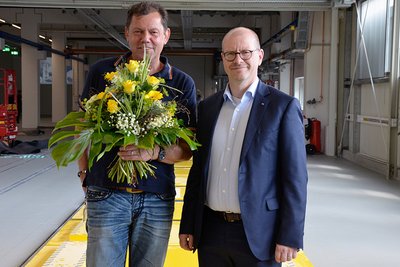 Geschäftsführer Ralph Knecht (re.) mit Wilfried Bechtel, der seiner Ersa seit 30 Jahren die Treue hält