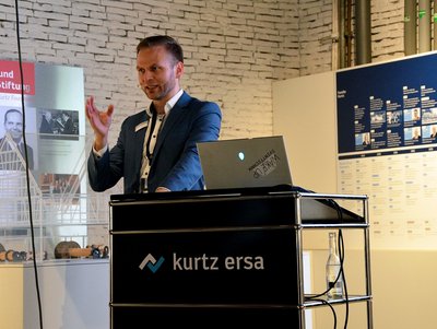 Keynote Speaker Dr. Sebastian Smerat von thyssenkrupp Materials Service bei seinem Vortrag „Unternehmenserfolg durch Digitale Service-Innovationen“