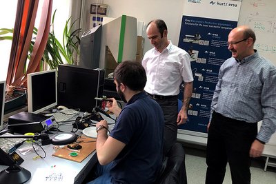 Ersa Ingenieur Dietmar Wolpert (weißes Hemd) und Abteilungsleiter Prof. Dr. Ioan Lie (kariertes Hemd) beobachten den Einsatz der neuen Lötwerkzeuge im Elektroniklabor der Uni Timisoara