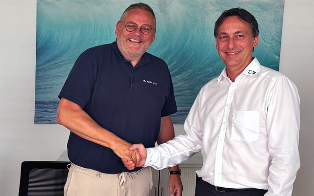 Thomas Mühleck, CEO Kurtz Ersa-Konzern, beim Shakehands mit Alexander Tschernev, bisheriger Geschäftsführer und Gesellschafter der ATV Technologie GmbH Thomas Mühleck, CEO Kurtz Ersa-Konzern, beim Shakehands mit Alexander Tschernev, bisheriger Geschäftsführer und Gesellschafter der ATV Technologie GmbH