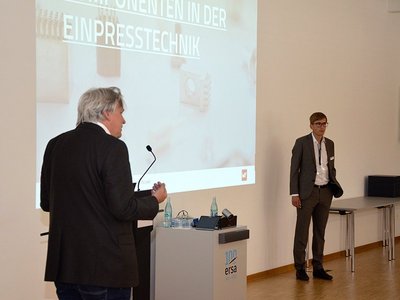 Matthias Ehrenfried (li.) und Achim Engel von Würth Elektronik ICS stellten Funktionsweisen und Anwendungsfelder der Einpresstechnik vor