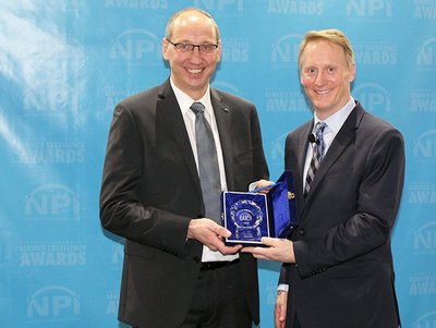 NPI-Innovationspreis für die Ersa VERSAFLOW 4 XL - Albrecht Beck (li.), COO bei Kurtz Ersa, Inc., nimmt den Award entgegen
