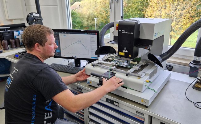 Julian Feder beim Einrichten der Steuerungsbaugruppe am 2. HR 550, das 2024 angeschafft wurde Julian Feder beim Einrichten der Steuerungsbaugruppe am 2. HR 550, das 2024 angeschafft wurde