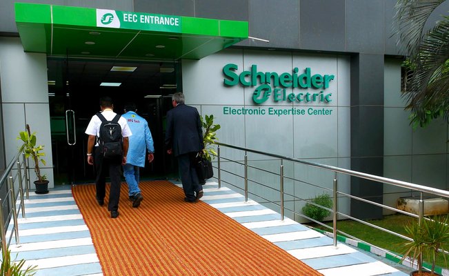 Eingang zur Elektronikfertigung am Schneider-Electric-Standort in Bangalore Eingang zur Elektronikfertigung am Schneider-Electric-Standort in Bangalore