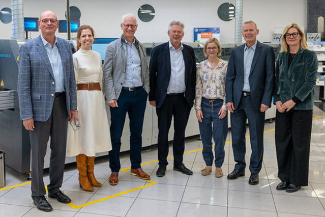 Kurtz Ersa Beirat von links: Dr. Armin Kunz, Simone Berger, Dr. Dirk Löbermann, Rainer Kurtz (Vorsitz), Carolin Kurtz, Frank P. Averdung und Magdalena Kurtz Kurtz Ersa Beirat von links: Dr. Armin Kunz, Simone Berger, Dr. Dirk Löbermann, Rainer Kurtz (Vorsitz), Carolin Kurtz, Frank P. Averdung und Magdalena Kurtz