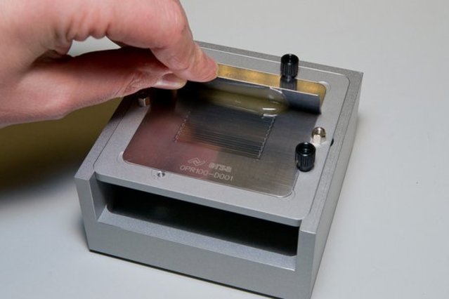 Flussmittelauftrag in Dip-Schablone Flussmittelauftrag in Dip-Schablone