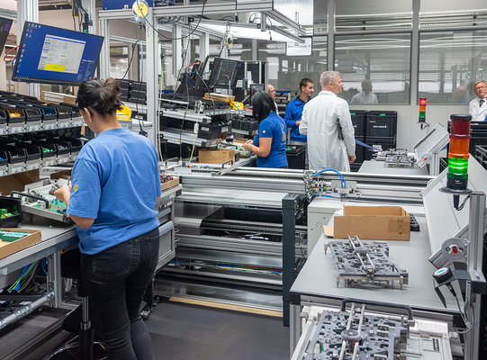 Automatisierte 29-m-Linie bei Ziehl-Abegg mit acht Bestücktischen Automatisierte 29-m-Linie bei Ziehl-Abegg mit acht Bestücktischen