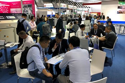 Intensive Gespräche am Ersa Messestand mit Kunden und Interessenten auf der NEPCON China in Shanghai