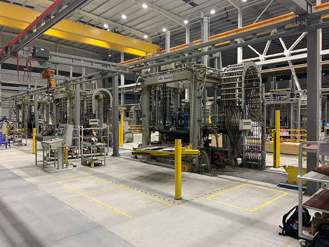 Gießlinie mit Ofenshuttle im Keller, u.a. zur Herstellung von Achsträgern als Hohlguss Gießlinie für die Produktion von Radträgern und kompletten Achsträgern
