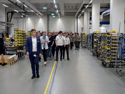 Nicolai Böhrer führt als Leiter Sales Support durch die Smart Factory von Ersa, die 2021 als „Fabrik des Jahres“ ausgezeichnet wurde