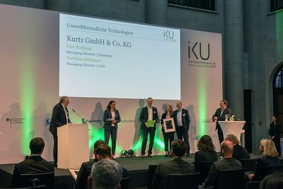 Geschäftsführer Uwe Rothaug hielt die Dankesrede für den IKU 2022, den die Kurtz GmbH & Co. KG mit seiner Radiofrequenz-Technologie in der Kategorie „Umweltfreundliche Technologien“ erhielt; Foto: Kurtz Ersa