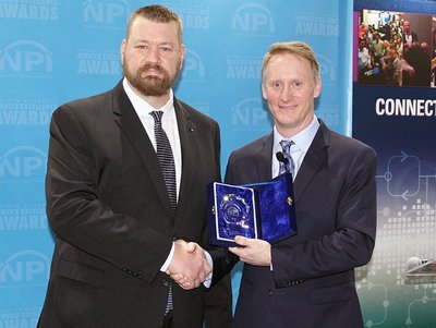 NPI-Innovationspreis für das Ersa Reworksystem HR 600 XL - Todd DeZwarte (li.), Salesmann bei Kurtz Ersa, Inc., nimmt den Award entgegen