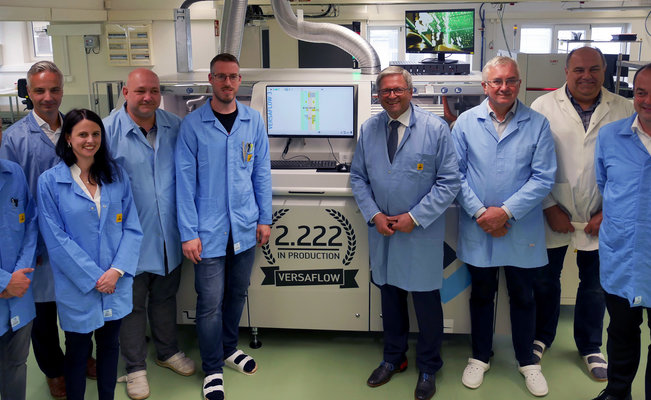 Das Team INOTECH mit seiner neuen Maschine – mit PBT-Vertreter Michal Duda (2.v.l.) und den Ersa Kollegen Laura Schulz (3.v.l.), Rainer Krauss (4.v.r.) und Radek Lauer (re.) Das Team INOTECH mit seiner neuen Maschine – mit PBT-Vertreter Michal Duda (2.v.l.) und den Ersa Kollegen Laura Schulz (3.v.l.), Rainer Krauss (4.v.r.) und Radek Lauer (re.)