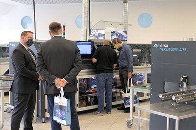 Im Ersa Applikationscenter nutzen zahlreiche Besucher die Gelegenheit, sich die innovativen Technologien der vorführbereiten Maschinen im Detail erklären zu lassen