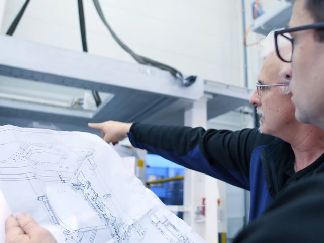 Kurtz Ersa - Partner für Ihre Fertigungsautomatisierung Planungsgespräch zweier Kurtz Ersa-Mitarbeiter