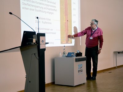 Arnold Wiemers, Geschäftsführer der LeiterplattenAkademie in Berlin, referiert über CAD-Design, Leiterplattentechnologie und Basismaterialien für die Elektronikfertigung