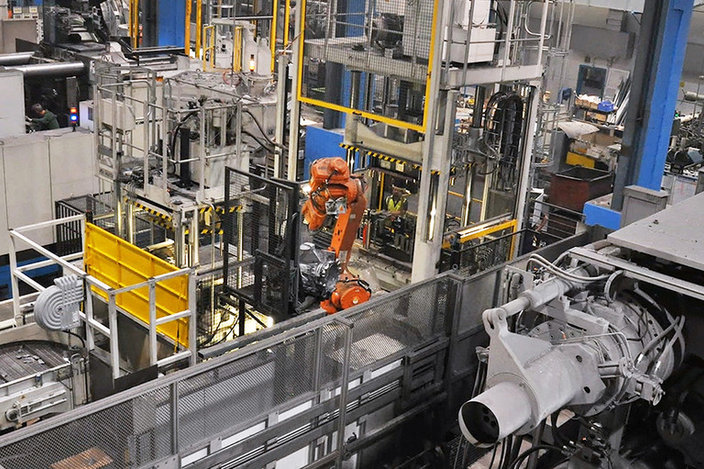 Automatisierte Zelle mit Roboter und Entgratpressen Automation für Gießer