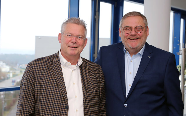 Pressekonferenz im Dezember 2025 bei Kurtz Ersa: Rainer Kurtz, Vorsitzender des Kurtz Ersa-Beirats (li.), und Kurtz Ersa-CEO Thomas Mühleck Pressekonferenz im Dezember 2025 bei Kurtz Ersa: Rainer Kurtz, Vorsitzender des Kurtz Ersa-Beirats (li.), und Kurtz Ersa-CEO Thomas Mühleck