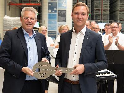 Kurtz Ersa-CEO Rainer Kurtz übergibt den Schlüssel an Logistikchef Matthias Hofmann